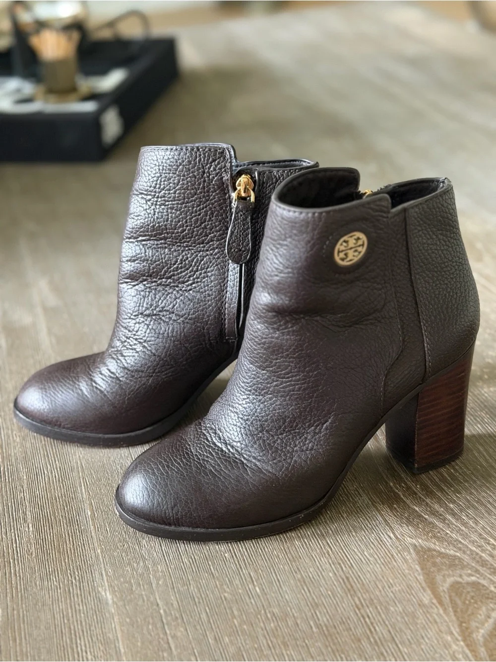 Tory Burch Dark Brown Pebbled Leather Booties Gold Logo Stacked Heel Sz 7